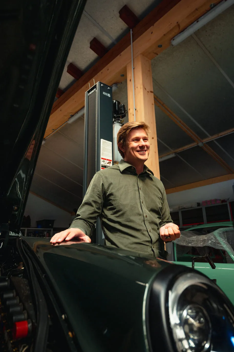 Martin Anders of Prinzip R standing in front of a project