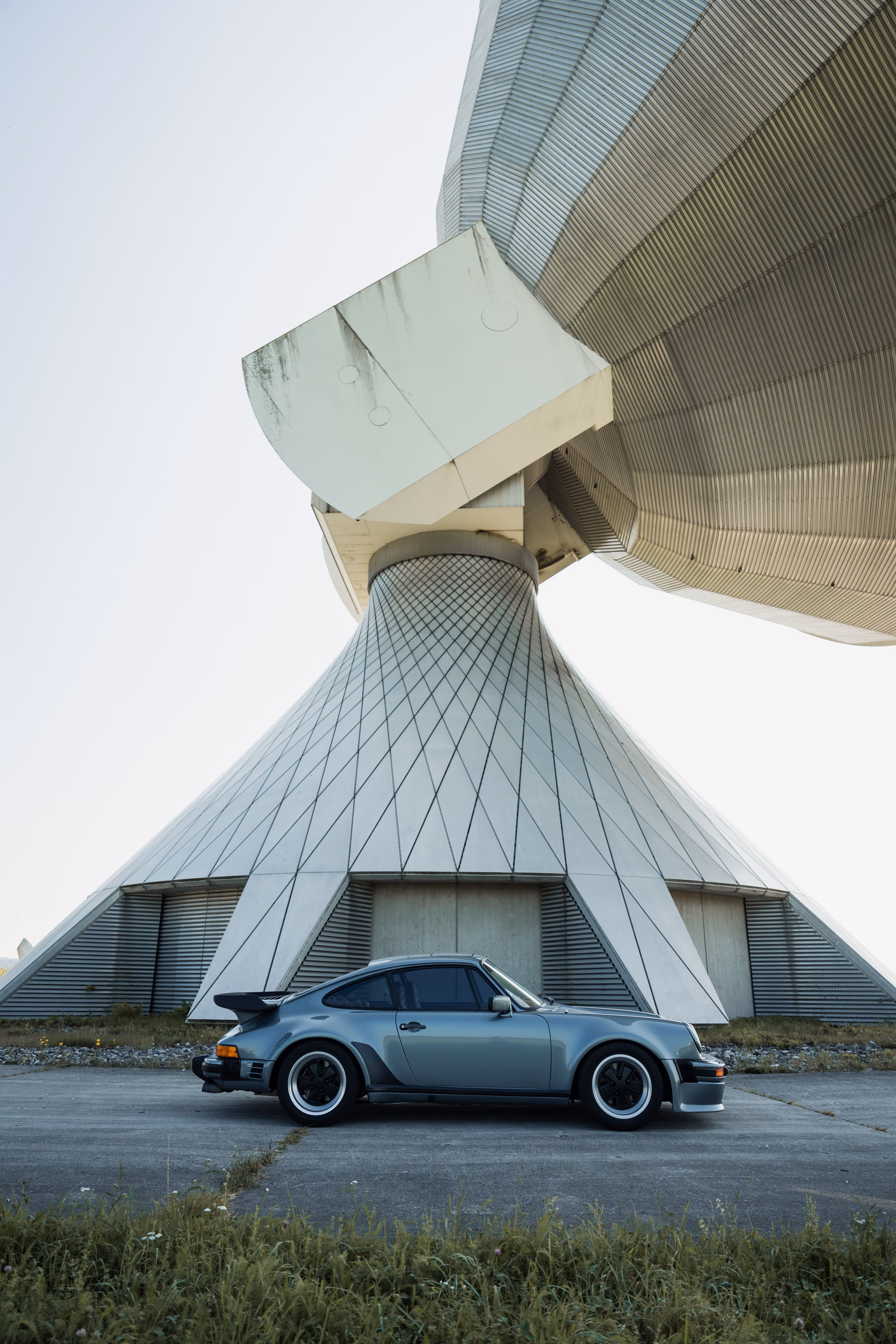 Porsche OEM Plus Build by PRINZIP R (R+) side view in front of an impressive architecture