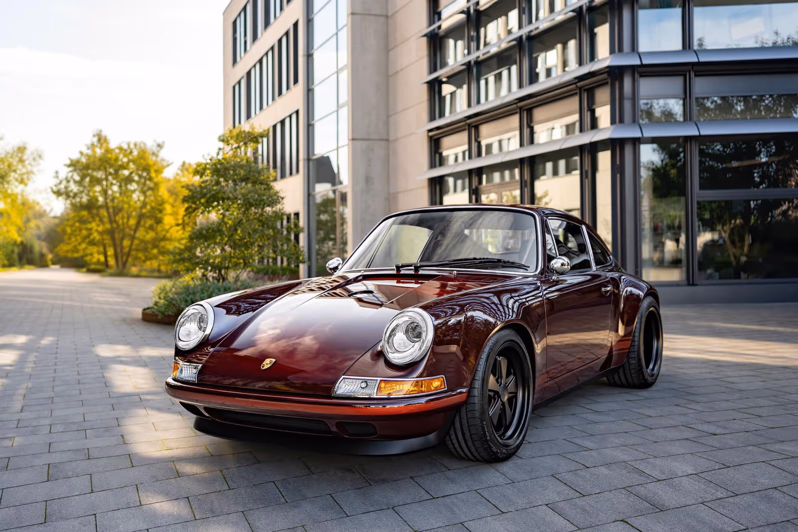 Porsche 964 Restomod by PrinzipR infront of a building