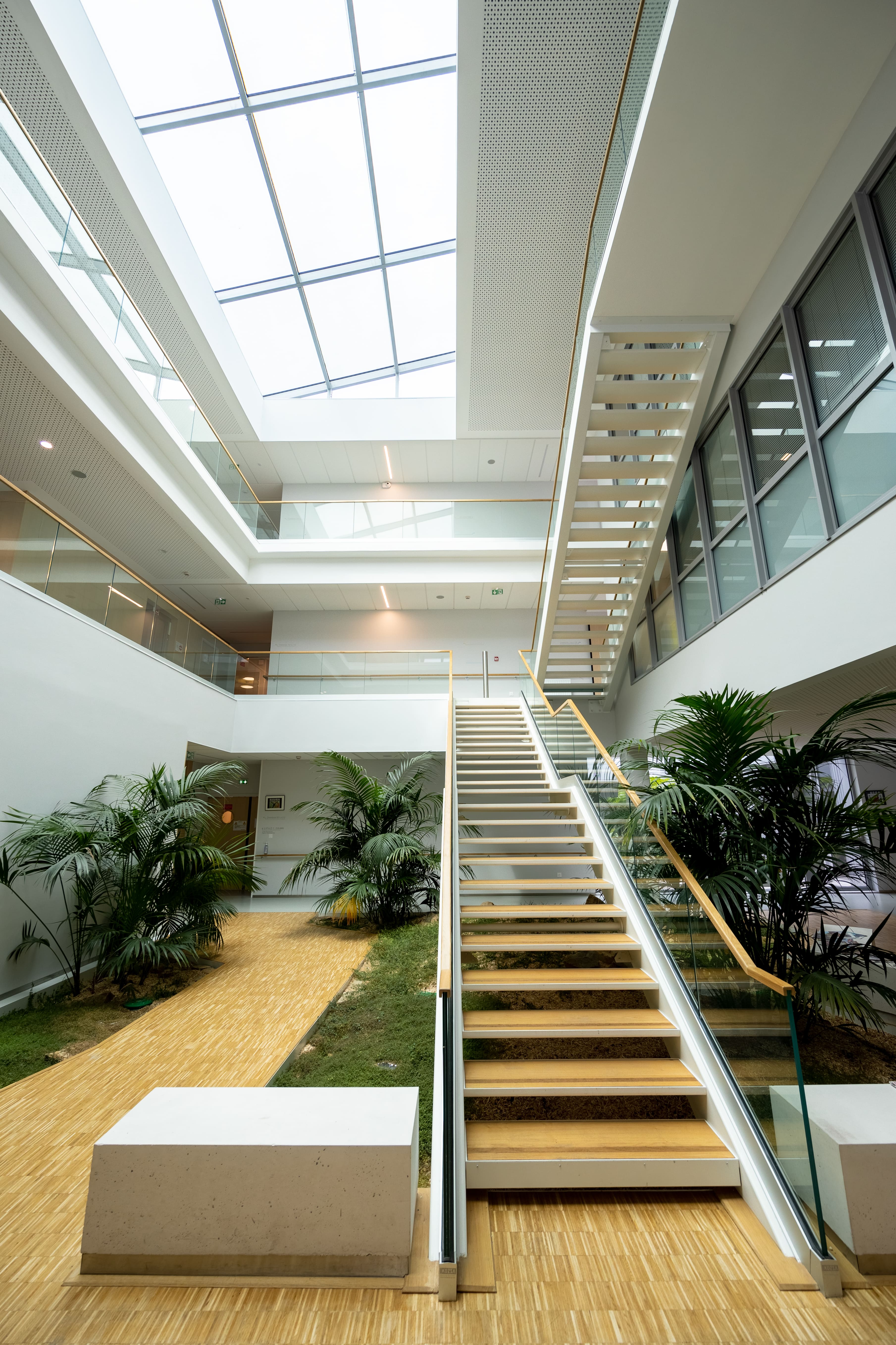 Bâtiment EHPAD Puy Martin,vue sur l'escalier intérieur. Mission réalisée par INTECH