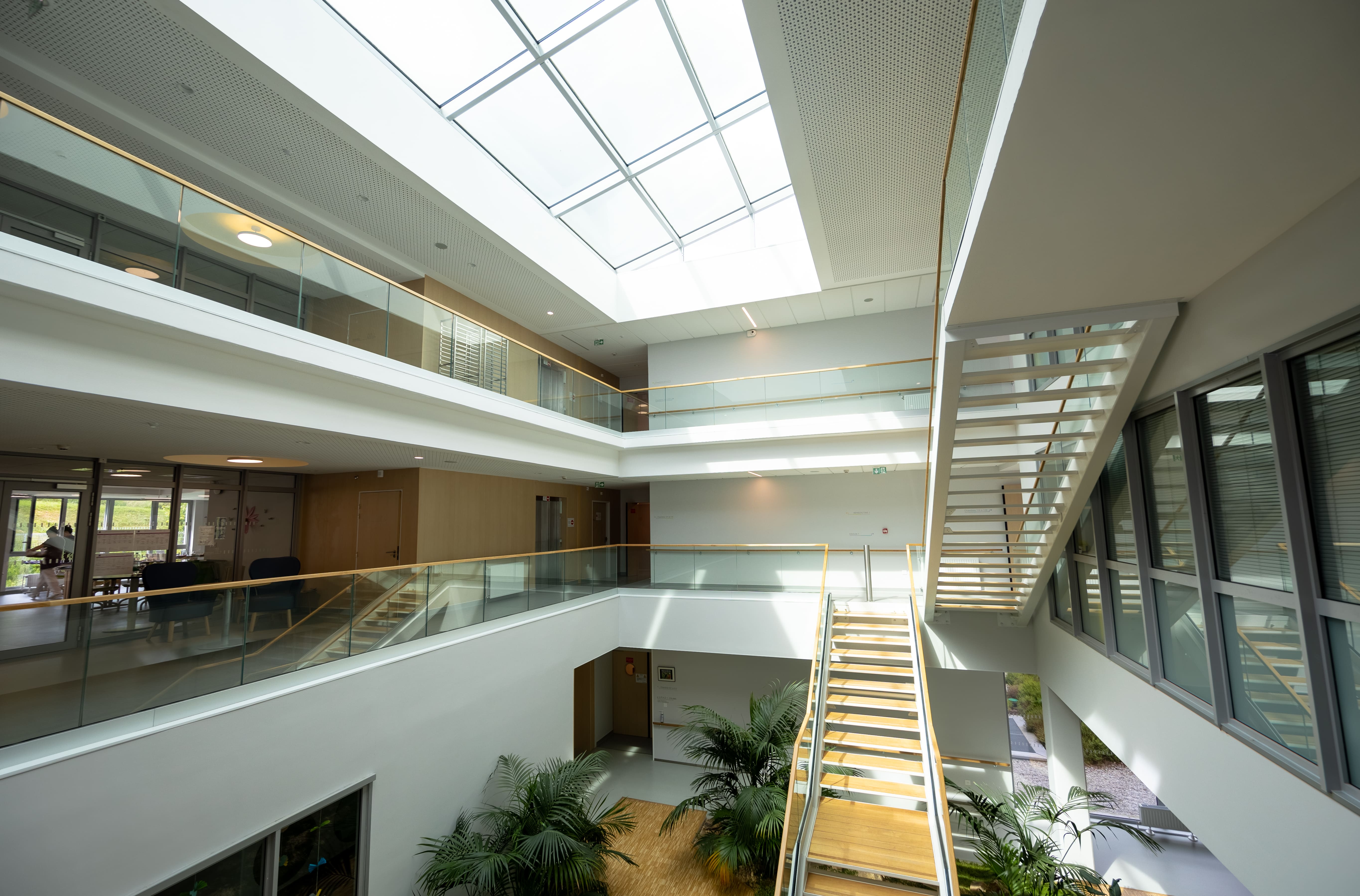Bâtiment EHPAD Puy Martin,vue sur l'escalier intérieur. Mission réalisée par INTECH