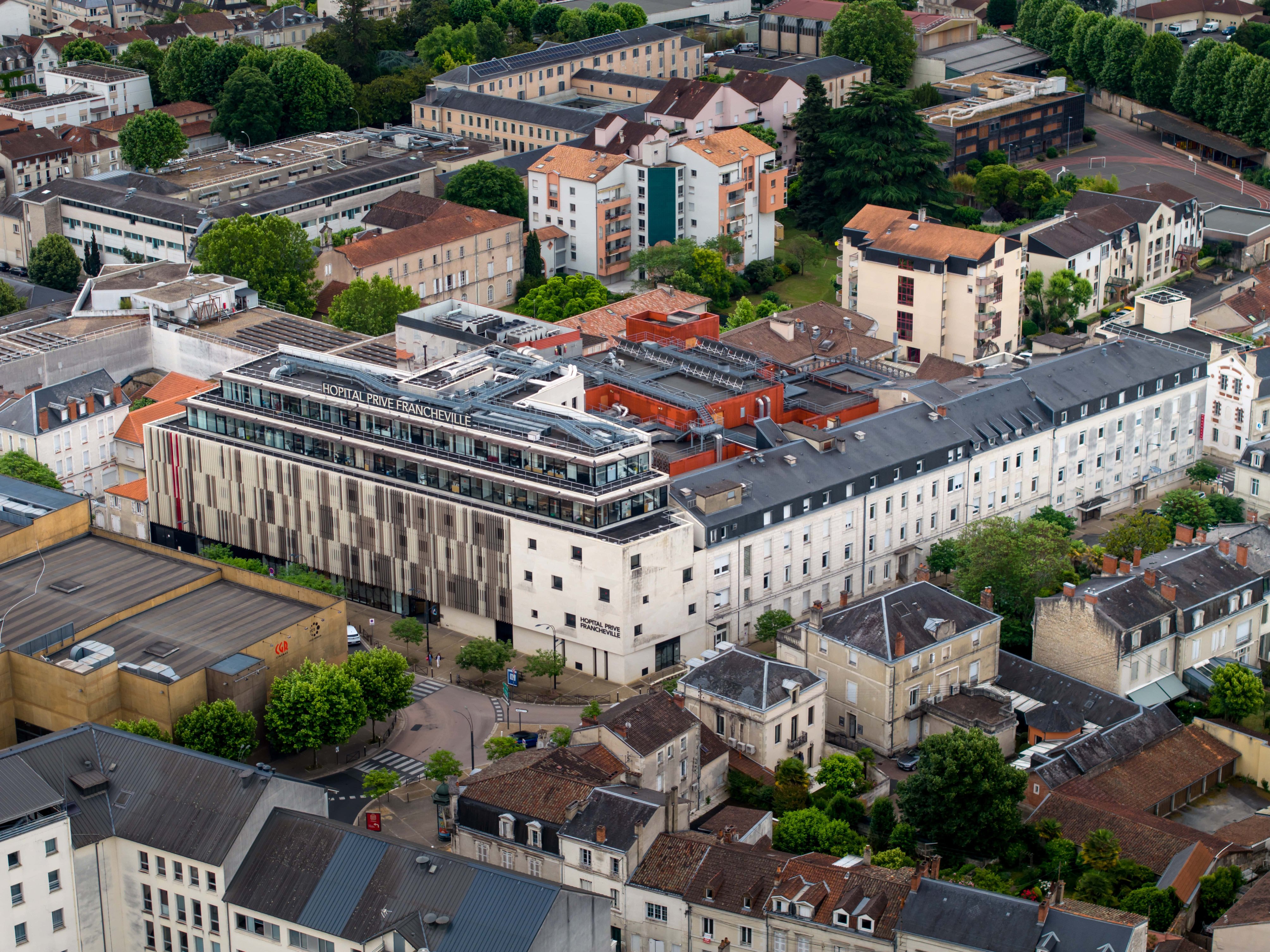 Photo aérienne de la Clinique Francheville, à Périgueux, projet mené par INTECH