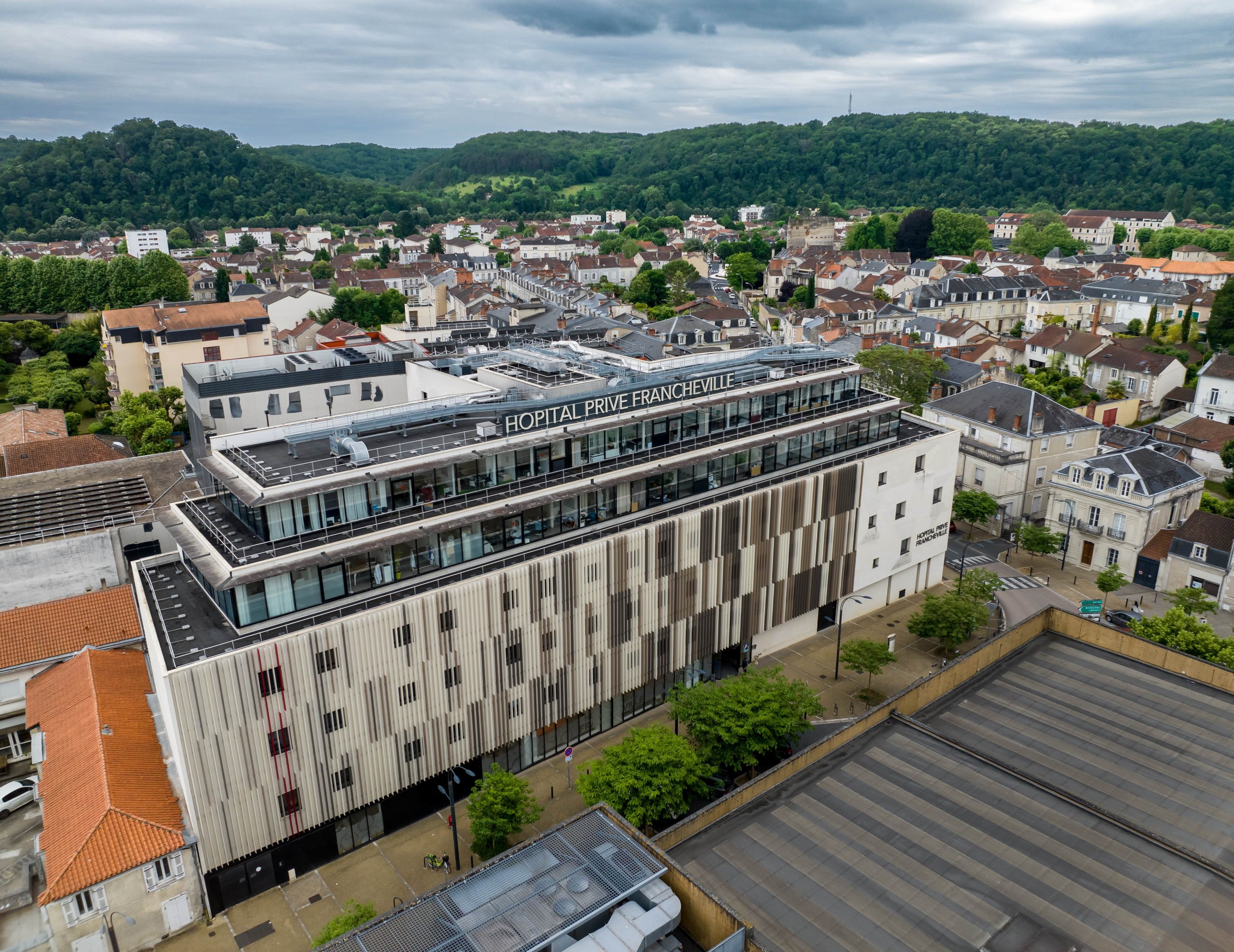 Photo aérienne de la Clinique Francheville, à Périgueux, projet mené par INTECH