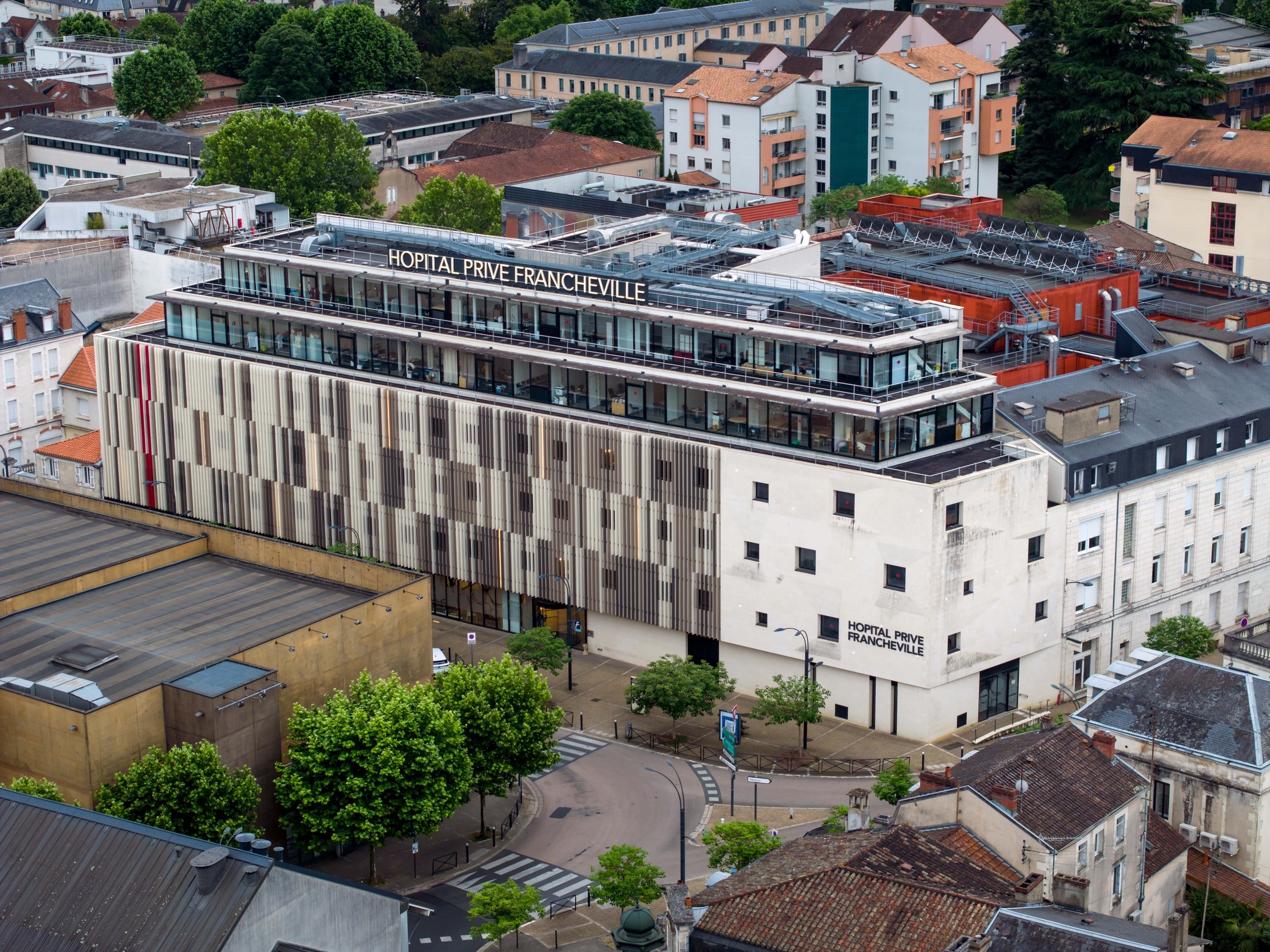 Photo aérienne de la Clinique Francheville, à Périgueux, projet mené par INTECH