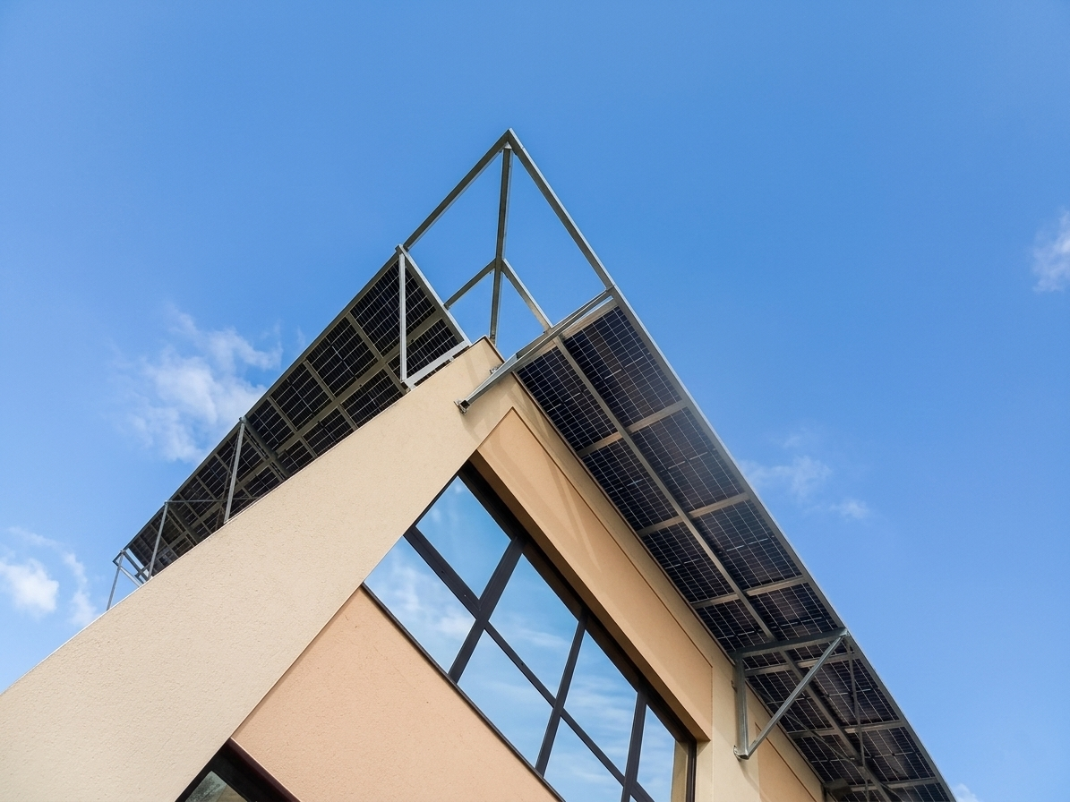 Panneaux photovoltaïques installés sur le toit du bâtiment de l'entreprise INTECH à Marsac sur l'Isle.