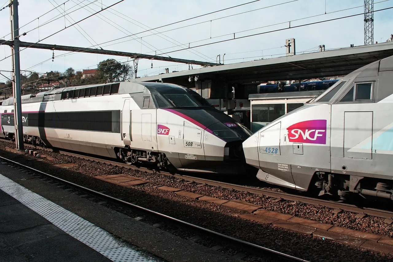 Train en gare représentant l’usurpation d’identité liée aux transports publics ou aux abonnements de mobilité.