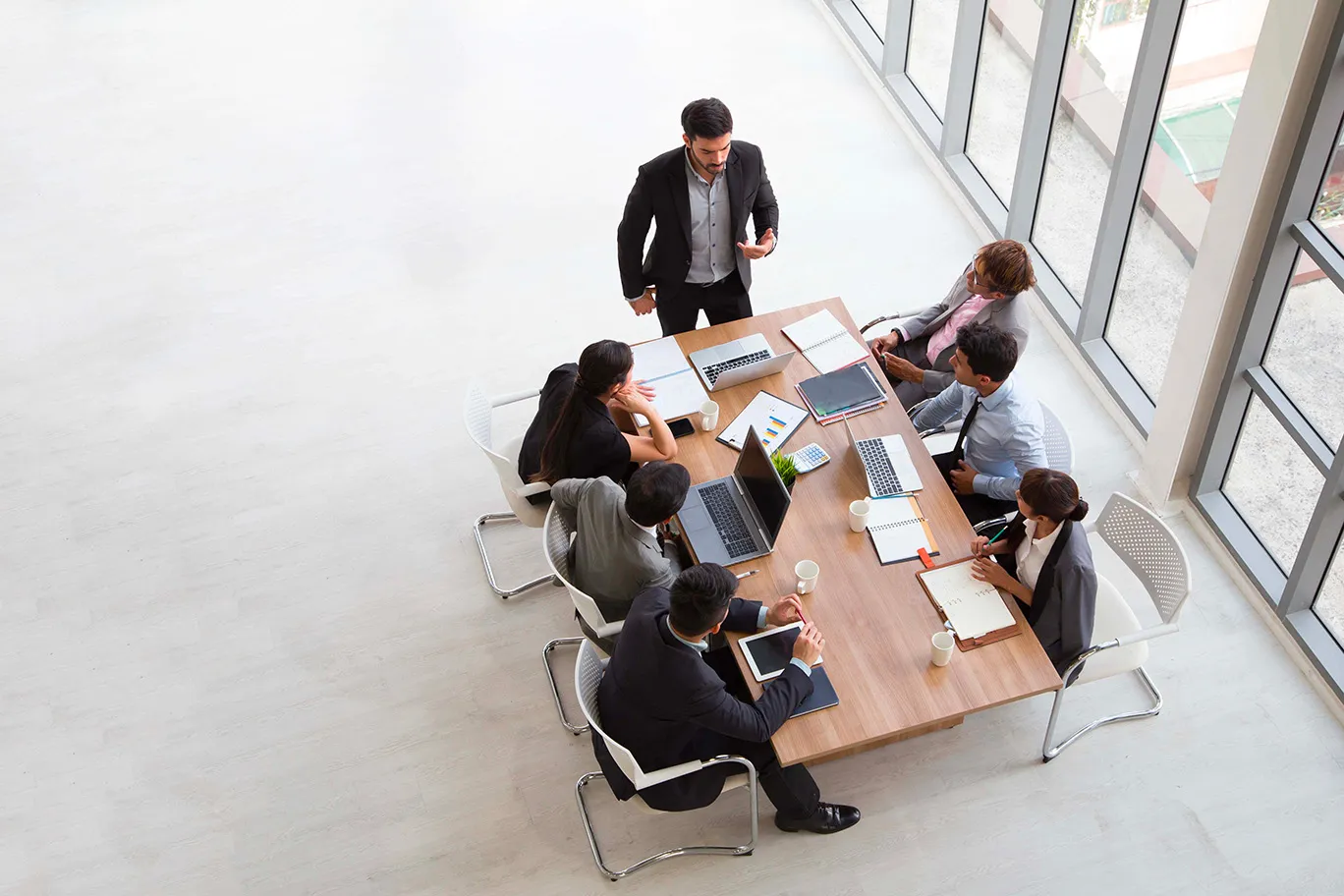 Réunion d’affaires autour d’une table dans un bureau, illustrant l’usurpation de société ou d’identité professionnelle.
