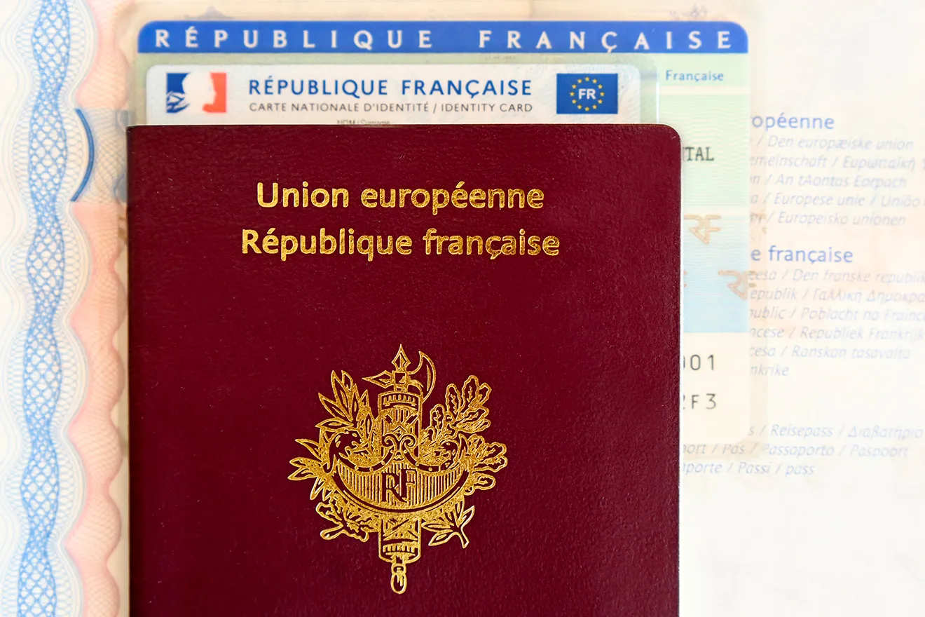 Passeport français posé sur un document officiel, symbolisant l’usurpation de titre d’identité.
