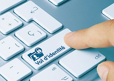 Touche de clavier “Vol d’identité” avec une icône de sécurité, illustrant le thème de l’usurpation d’identité.