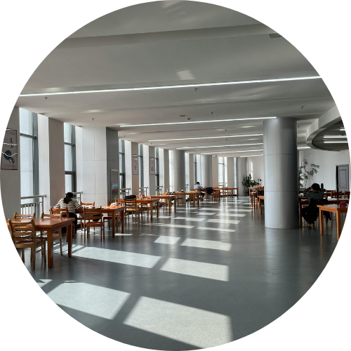 Bedrijfskantine met natuurlijke lichtinval, geschikt voor plaatsing van vendingmachine door Vending4You