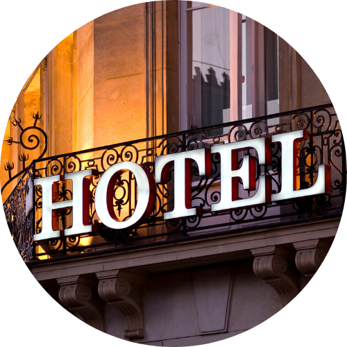 Vendingmachine in hotel lobby met 24/7 snacks en drankjes voor gasten door Vending4You