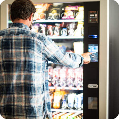 Installatie en vulling van vendingmachine op locatie door Vending4You met snacks en dranken