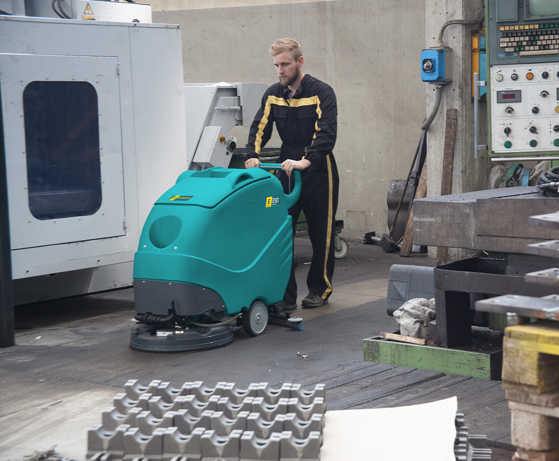 Eureka E50 vasker gulv i verksted