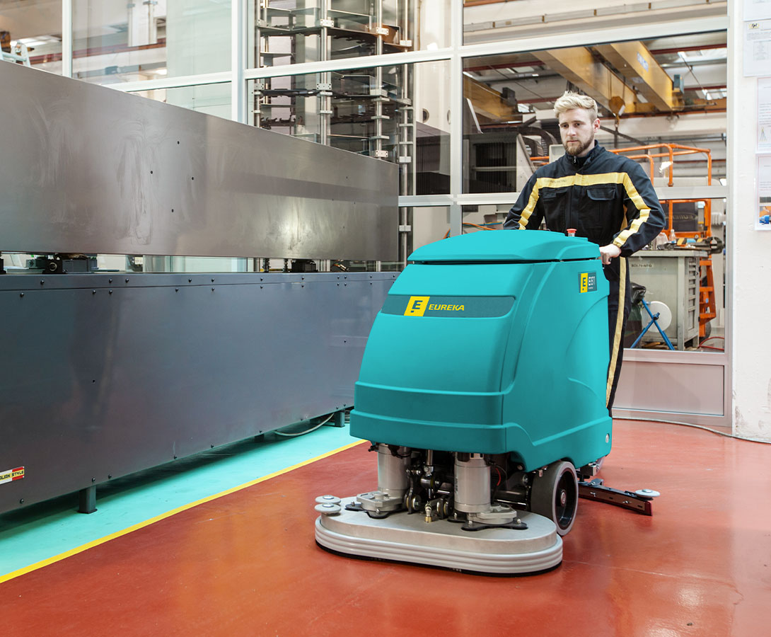 Eureka E81 vasker gulv i verksted