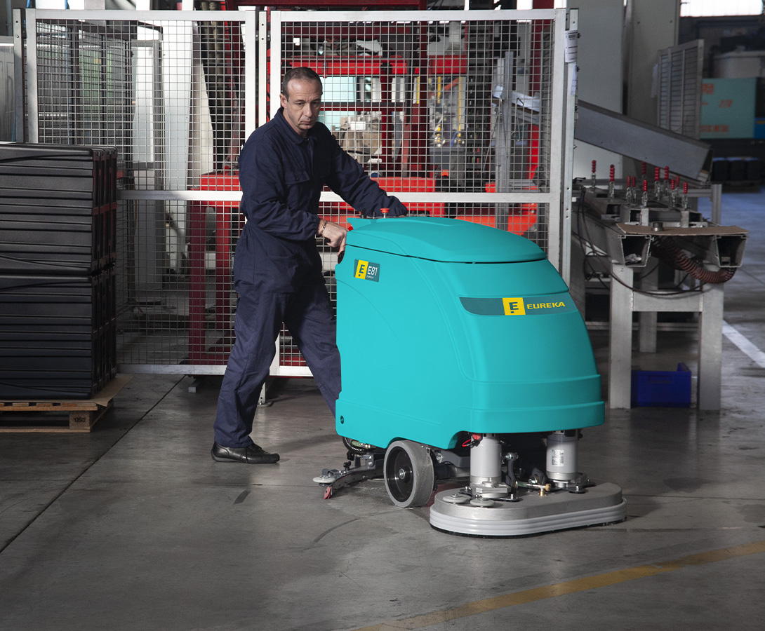 Eureka E71 vasker gulv i verksted