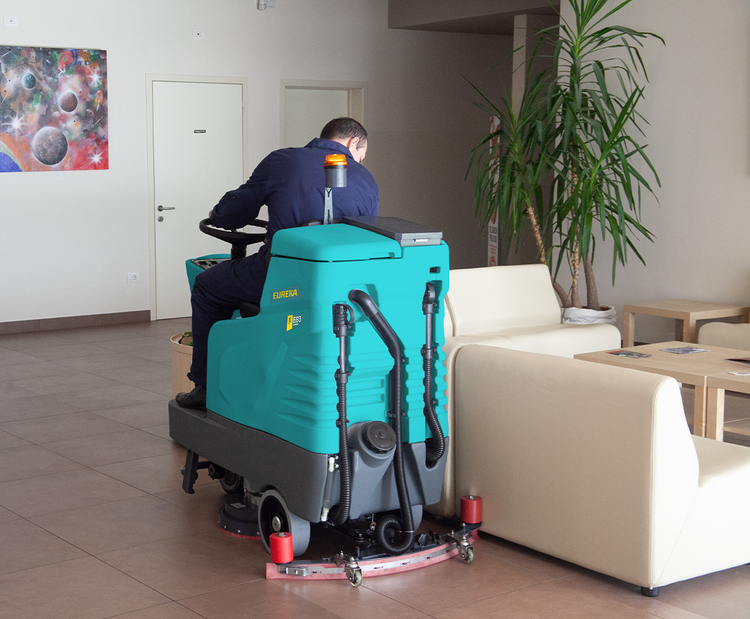 Eureka E75 vasker gulv på hotell