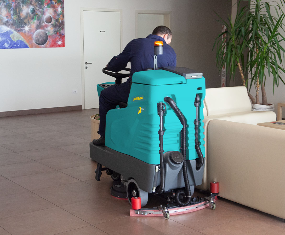 Eureka E83 vasker gulv på hotell