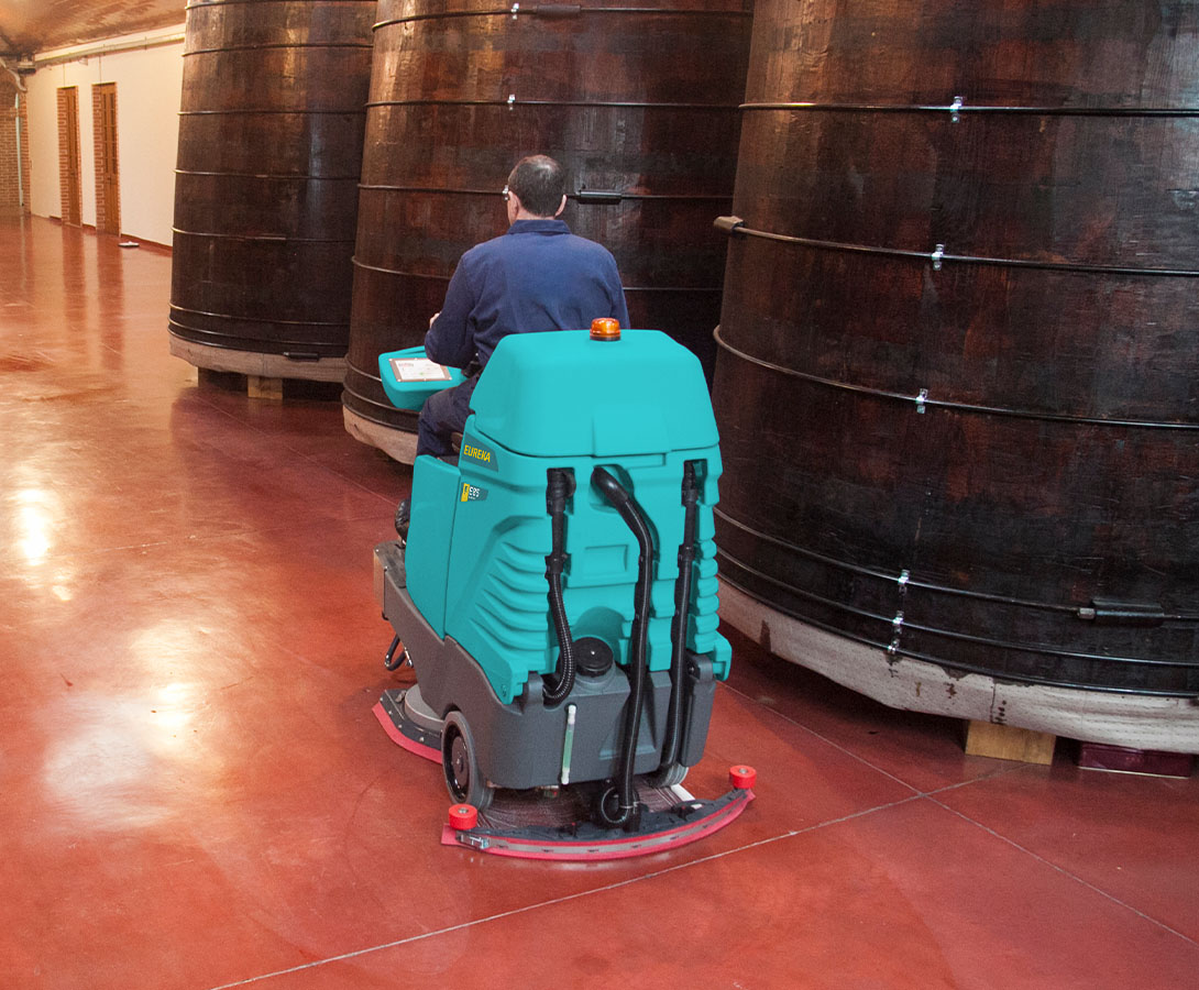 Eureka E85 vasker gulv i laboratorium