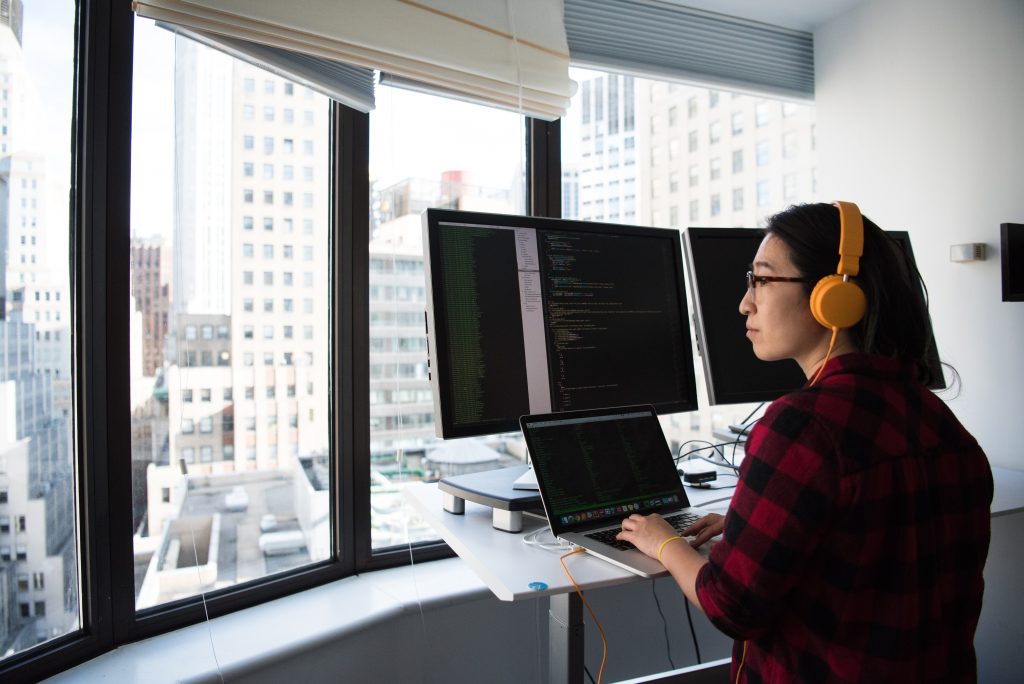 een IT werkstudent aan het werk op kantoor