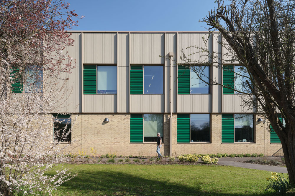 A photo of the facade of the school.