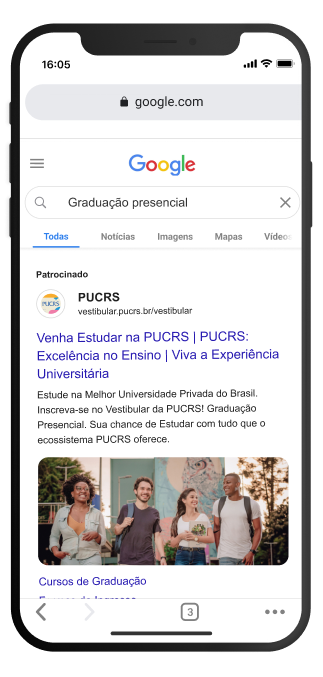 Celular exibindo anúncio patrocinado da PUCRS no Google para graduação presencial, com título 'Venha Estudar na PUCRS' e foto de jovens sorridentes no campus.