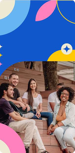 Grupo de cinco estudantes sorridentes sentados em escadaria ao ar livre, com elementos gráficos coloridos em azul, rosa e amarelo no topo e rodapé da imagem.