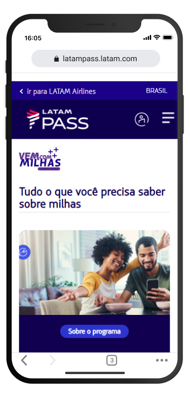Mockup de smartphone exibindo página do programa LATAM Pass com título 'Tudo o que você precisa saber sobre milhas', imagem de casal sorridente usando notebook e botão 'Sobre o programa'.