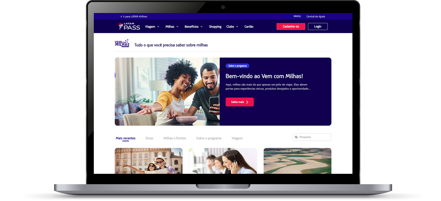 Mockup de laptop exibindo a página do programa LATAM Pass 'Vem com Milhas', com destaque para mensagem 'Bem-vindo ao Vem com Milhas!' ao lado da imagem de um casal sorridente usando celular e notebook.