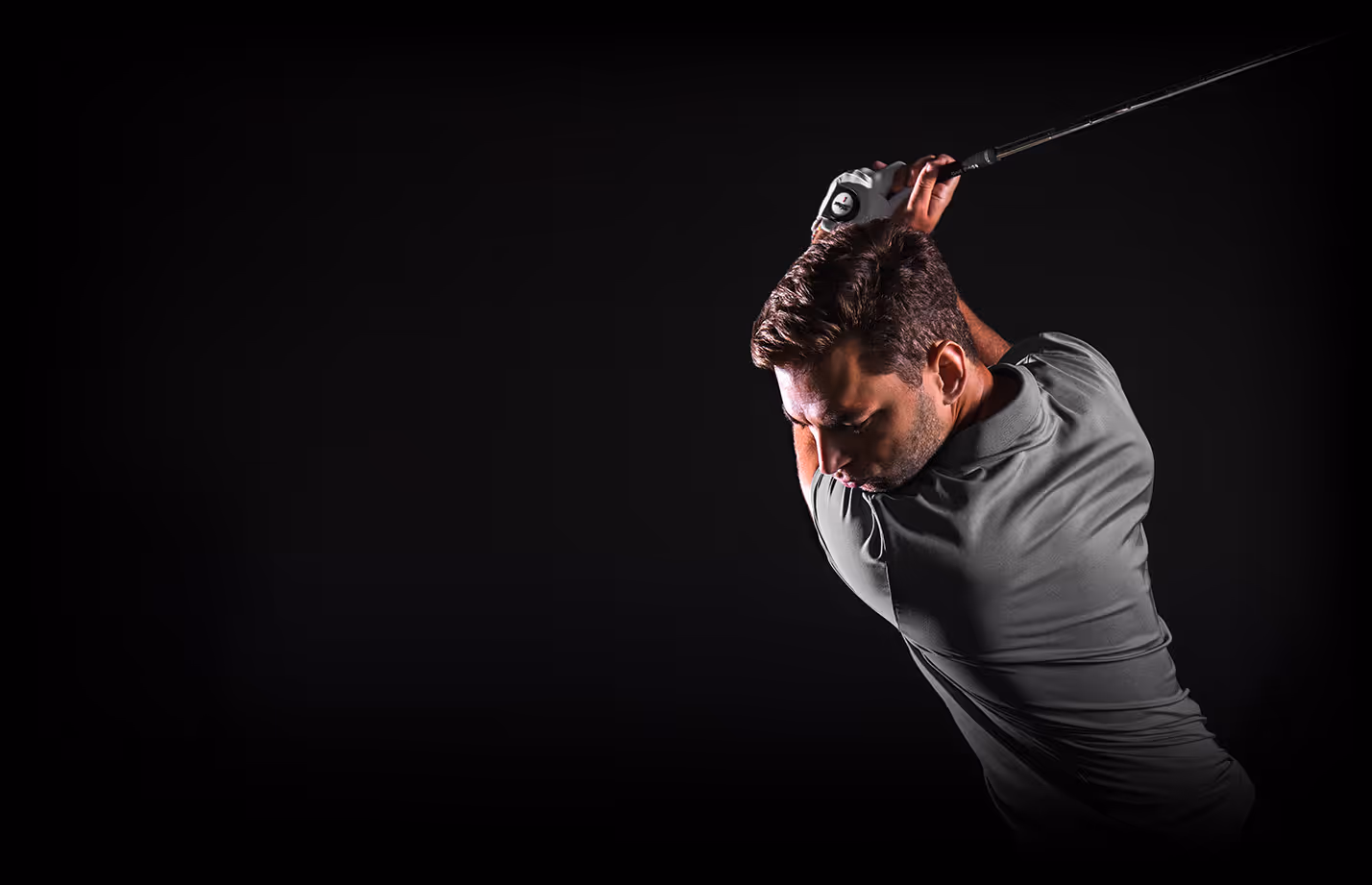 Golf Club Fittings you can trust. Golfer with gray shirt in backswing.