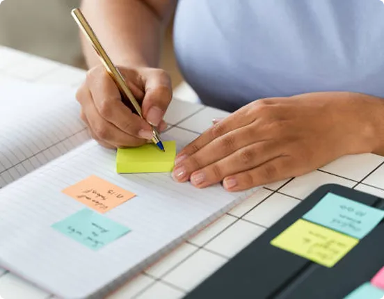 Mobile screen showing a kitchen with a virtual tour badge