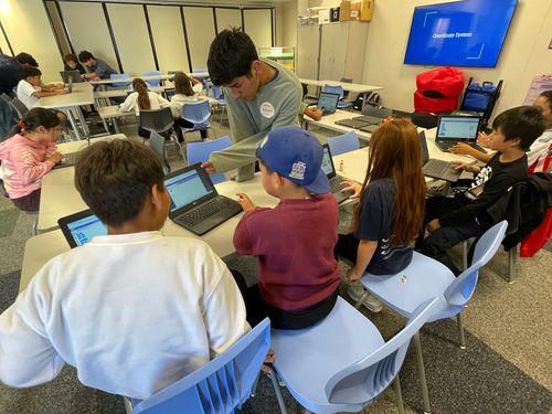 Image of T4T volunteers working with students