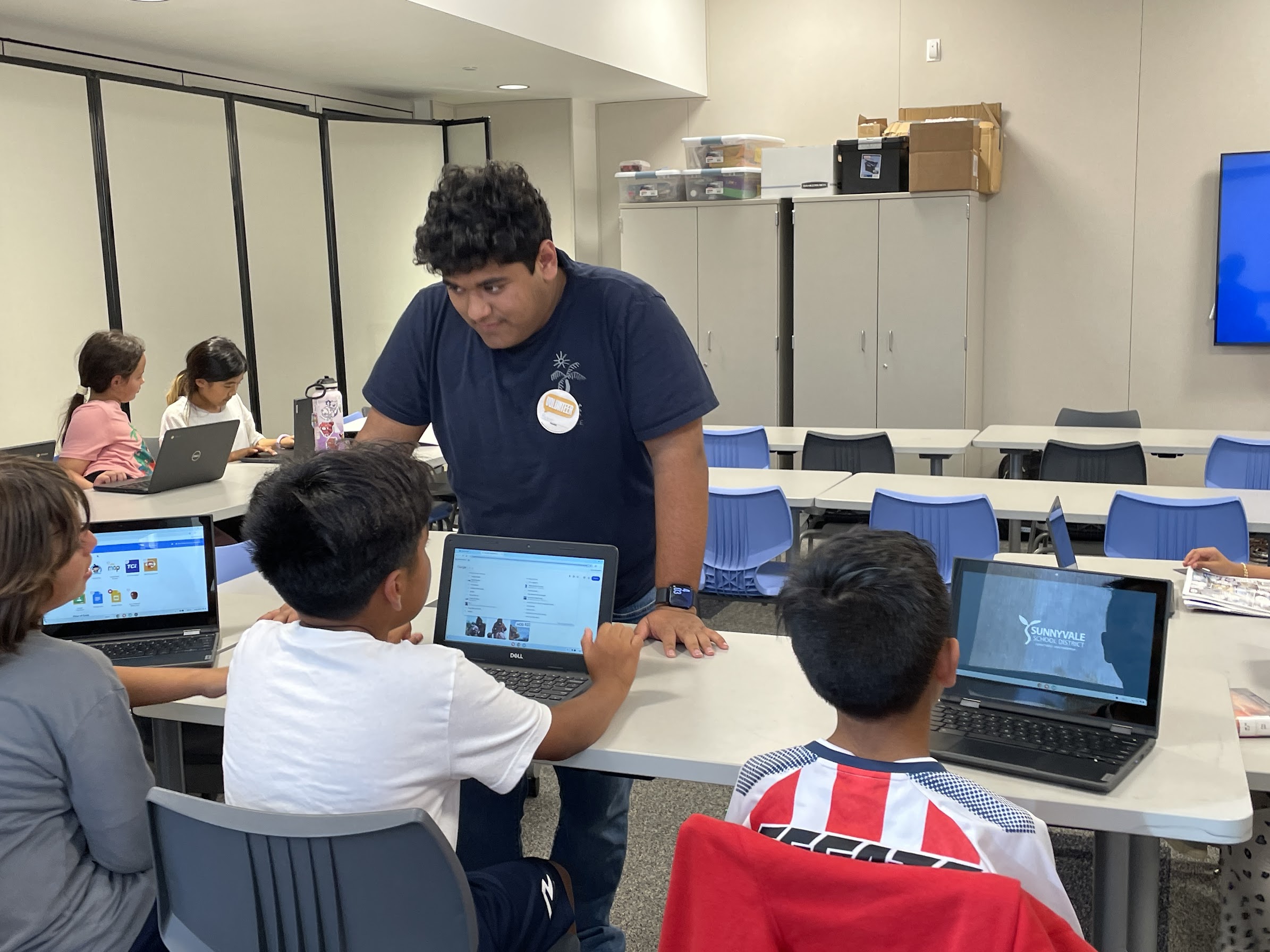 A T4T employee working 1 on 1 with a student to help them