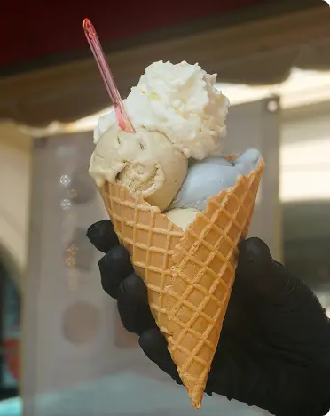 Vente de glaces artisanales à emporter depuis la diligence, Alpes-Maritimes