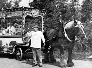 Photo historique de la charrette familiale avec Éric et Max dans les Alpes-Maritimes