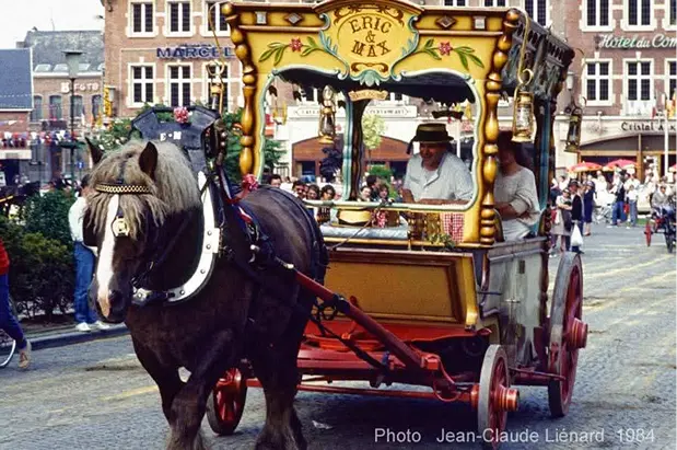 Photo historique de la charrette familiale avec cheval, location événementielle à Cannes, Alpes-Maritimes
