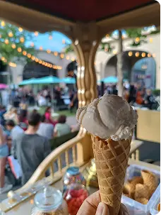 Cornet avec boule de glace artisanale vendu au centre commercial Shopping Riviera à Cagnes-sur-Mer, Alpes-Maritimes