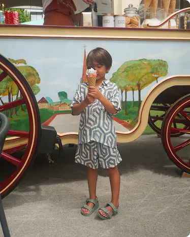 Enfant dégustant une glace artisanale au centre commercial Shopping Riviera à Cagnes-sur-Mer, Alpes-Maritimes