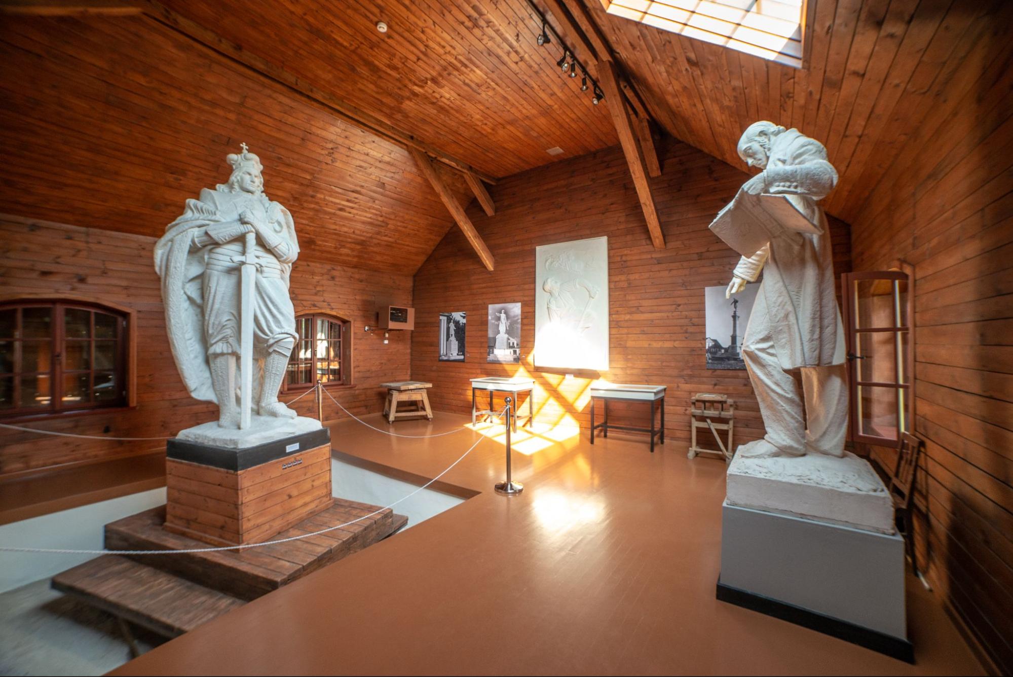 Skulptoriaus monumentalisto Vinco Grybo memorialinis muziejus 1956 metais įkurtas Jurbarko dvaro parko gilumoje, buvusiose kunigaikščio Vasilčikovo urėdo raštinės, skalbyklos ir kalvės pastatuose. Taip pat veikia nuolatinė žymios XX a. Mažosios Lietuvos tautodailininkės miniatiūrininkės Lidos Meškaitytės faksimilių paroda.