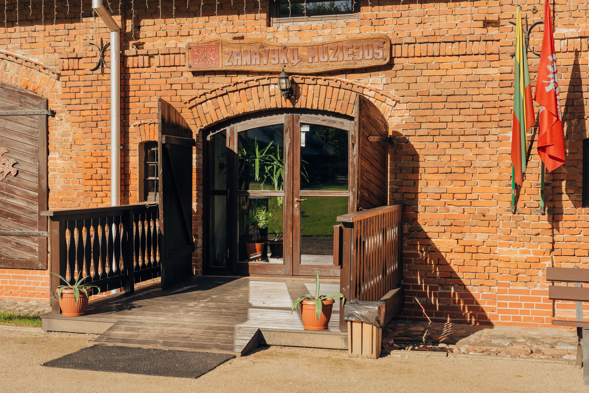 Zyplių dvaro vežiminės pastate įsikūręs Zanavykų muziejus kviečia pažinti XVIII a. pab. – XX a. pr. zanavykų istoriją, kultūrą, buitį ir amatus. Muziejus siūlo pažintines ekskursijas, vykdo tradicinius ir modernius edukacinius užsiėmimus, organizuoja profesionalias parodas bei išskirtinius renginius.