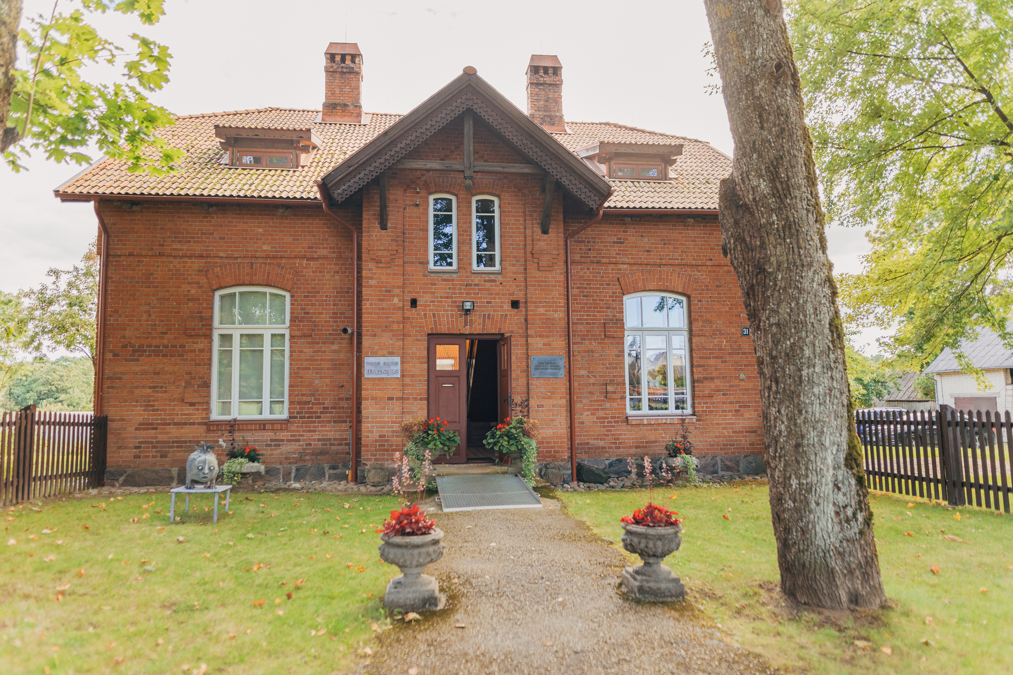 Skulptoriaus monumentalisto Vinco Grybo memorialinis muziejus 1956 metais įkurtas Jurbarko dvaro parko gilumoje, buvusiose kunigaikščio Vasilčikovo urėdo raštinės, skalbyklos ir kalvės pastatuose. Taip pat veikia nuolatinė žymios XX a. Mažosios Lietuvos tautodailininkės miniatiūrininkės Lidos Meškaitytės faksimilių paroda.
