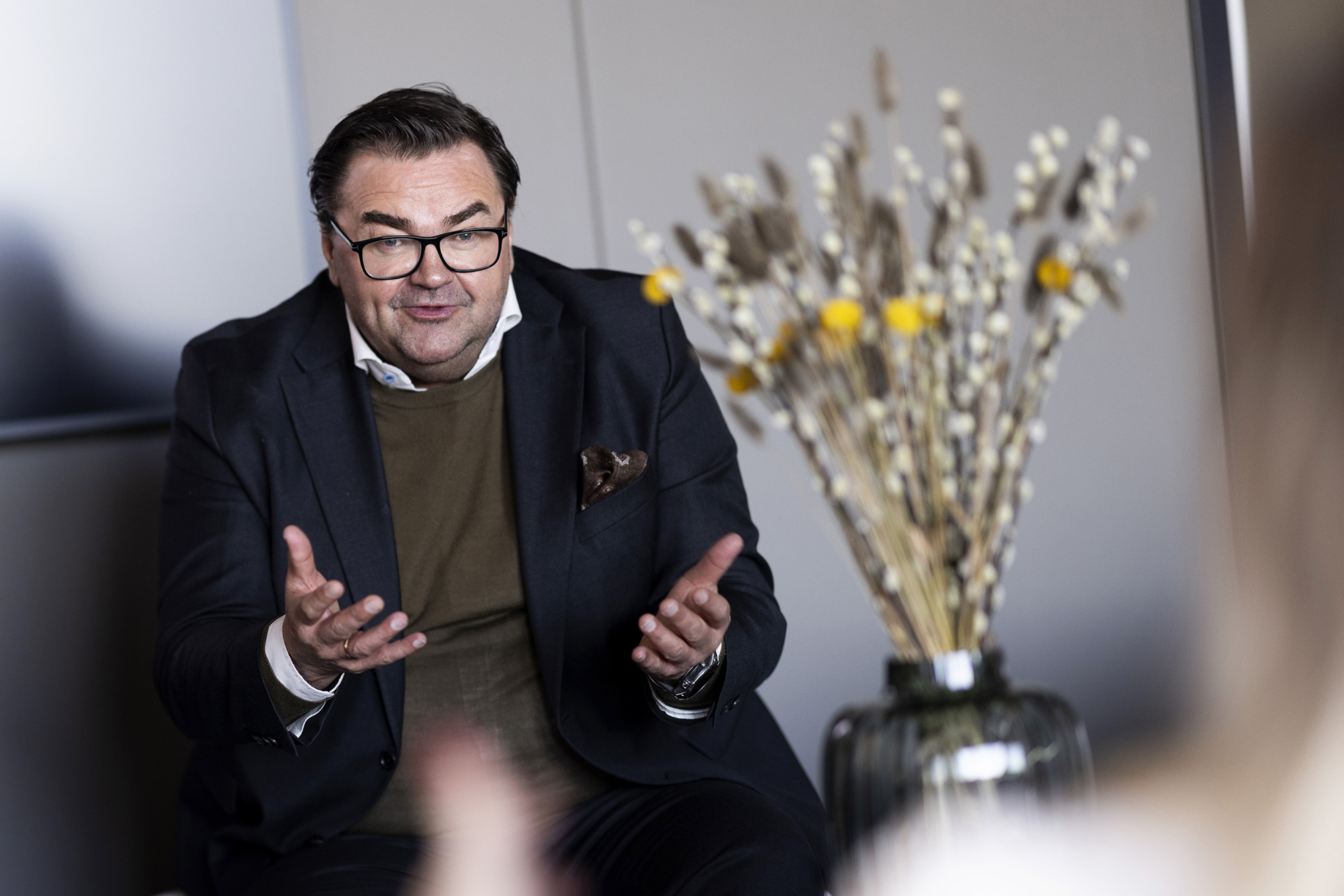 Kvinne smiler i sammen med to andre kolleger