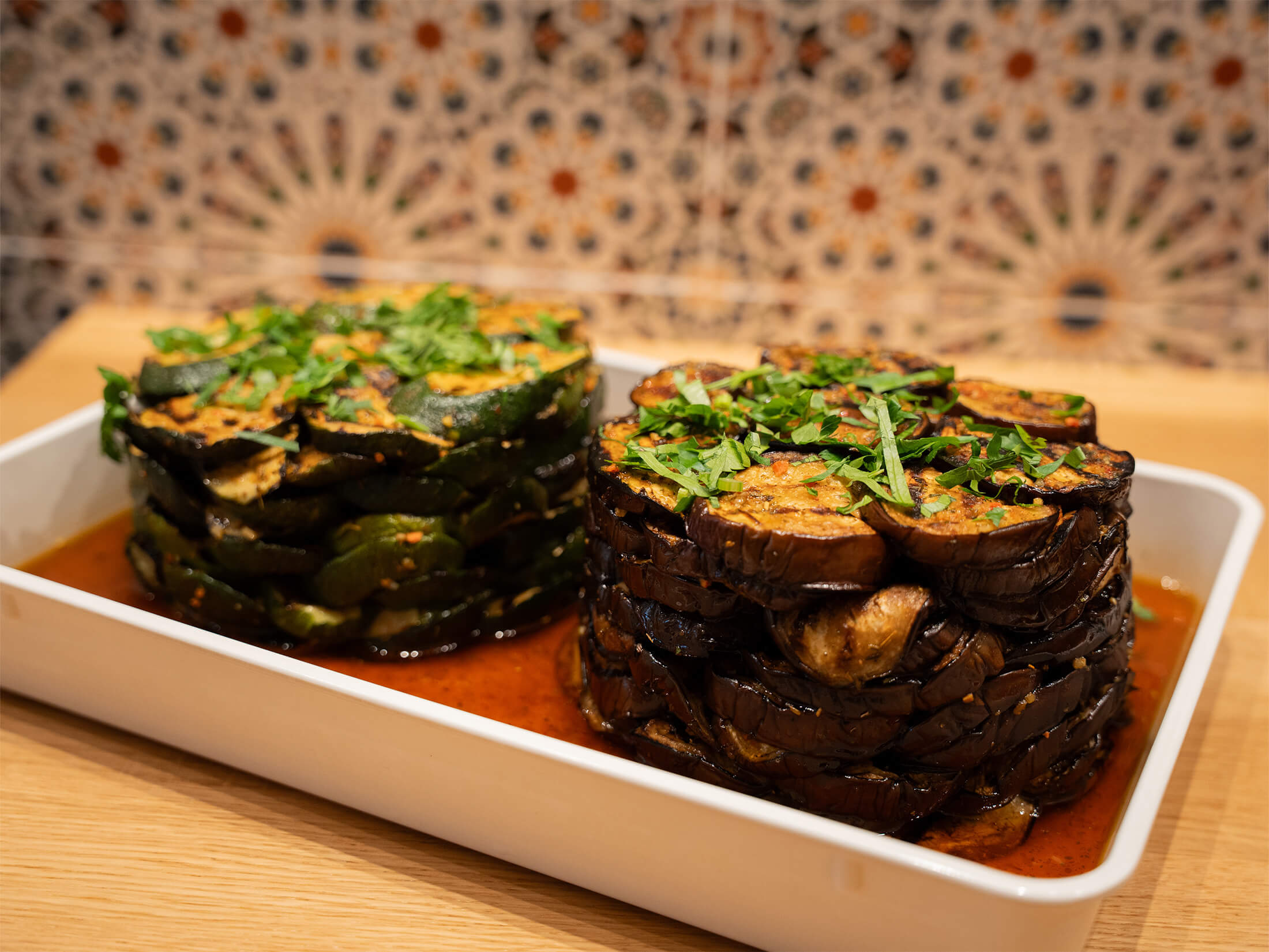 Türmchen aus gegrillten Zucchini und Auberginen, fein gewürzt und angerichtet.