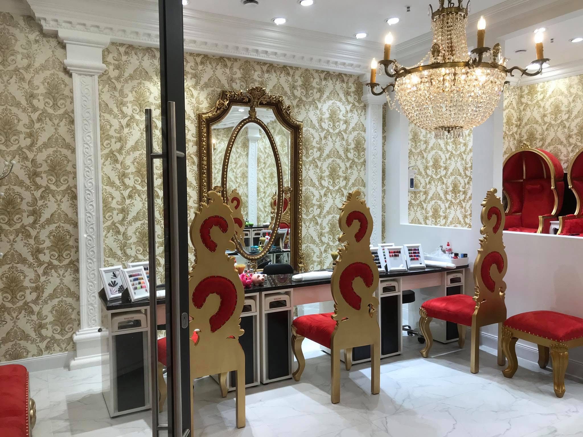 Maniküre-Arbeitsplätze im BeautyWorld Salon mit Kronleuchter und vergoldeten Stühlen