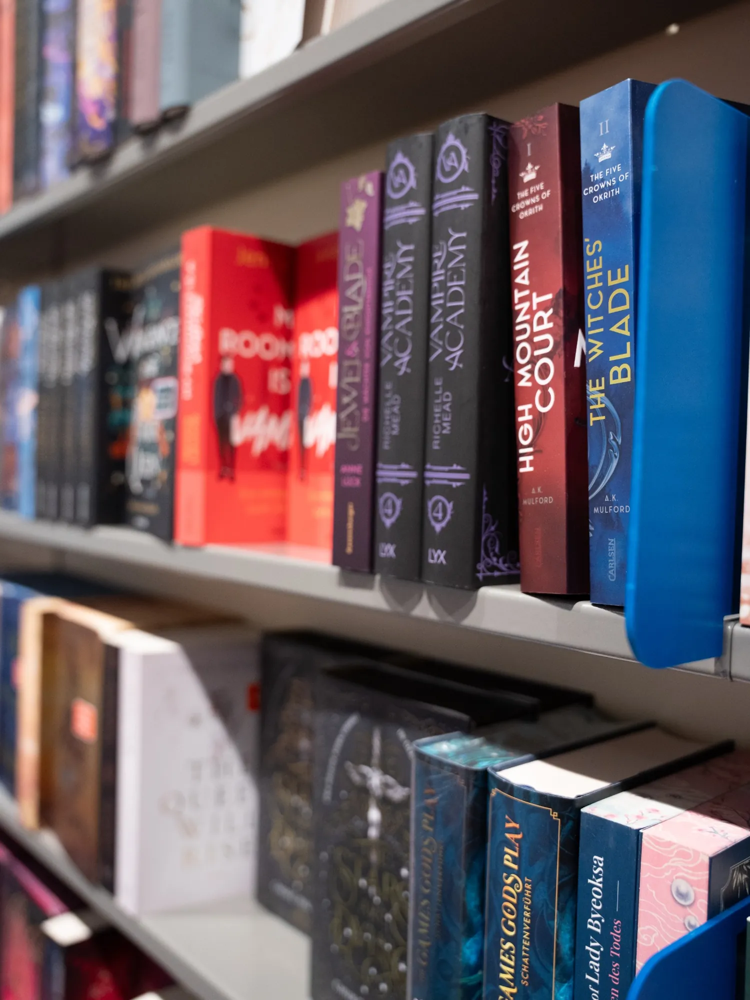 Bücherregale mit Fantasy- und Dark-Romance-Titeln sowie Bestseller-Boxen im Vordergrund