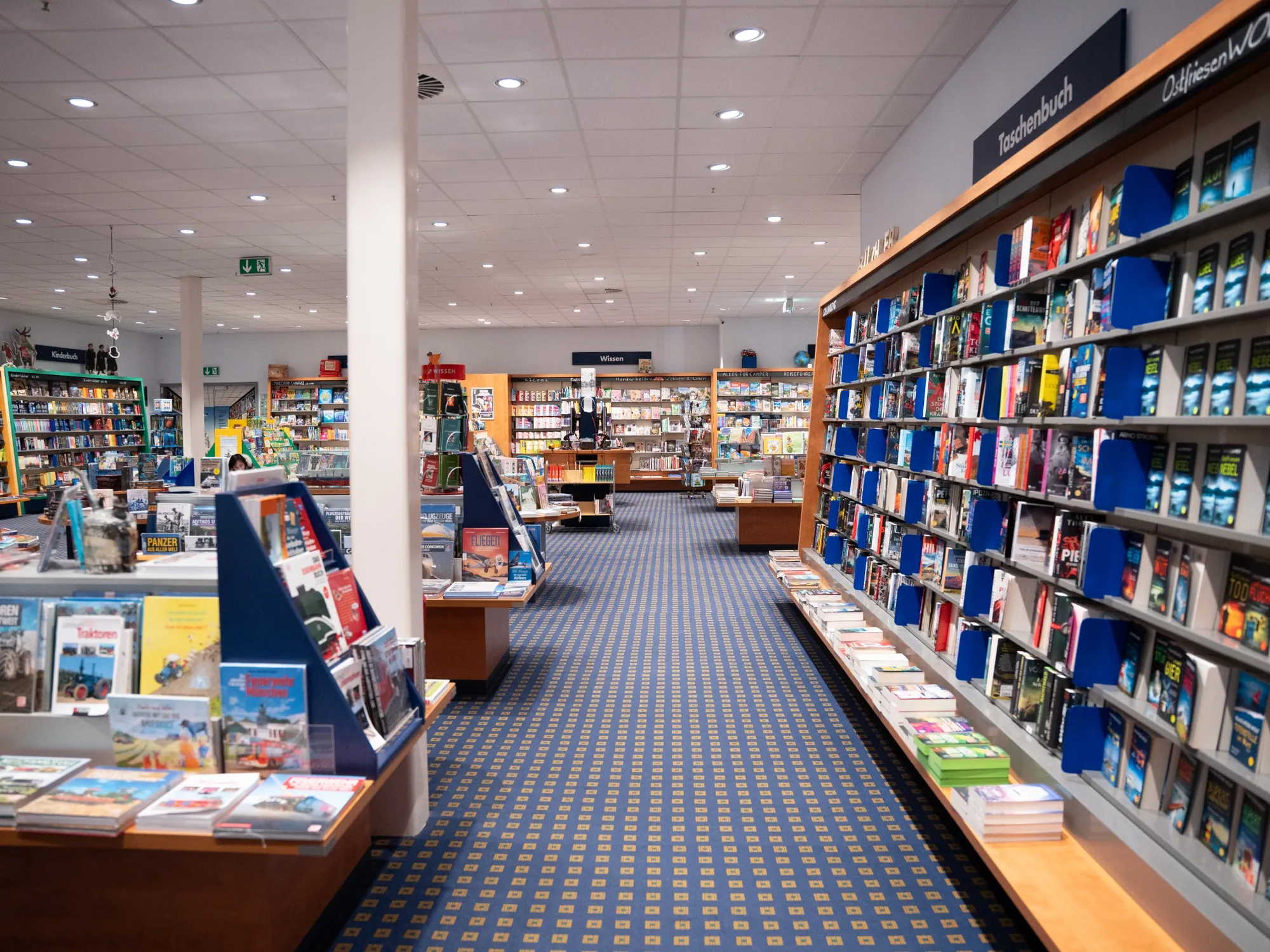 Weitwinkelaufnahme der Buchhandlung Hemmieoltmanns mit verschiedenen Themenregalen