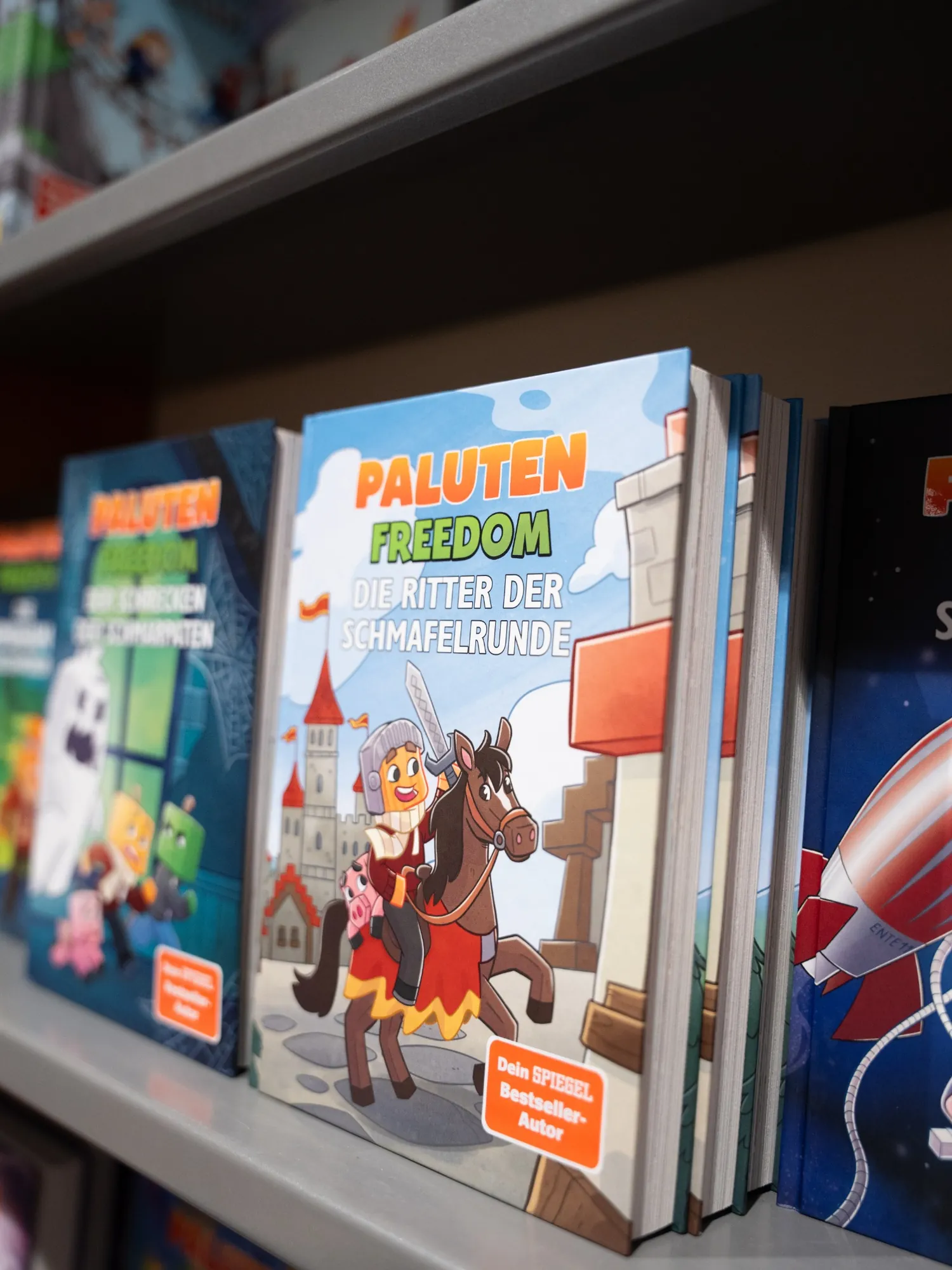 Kinderbuchregal mit Paluten-Büchern und SPIEGEL Bestseller Aufklebern