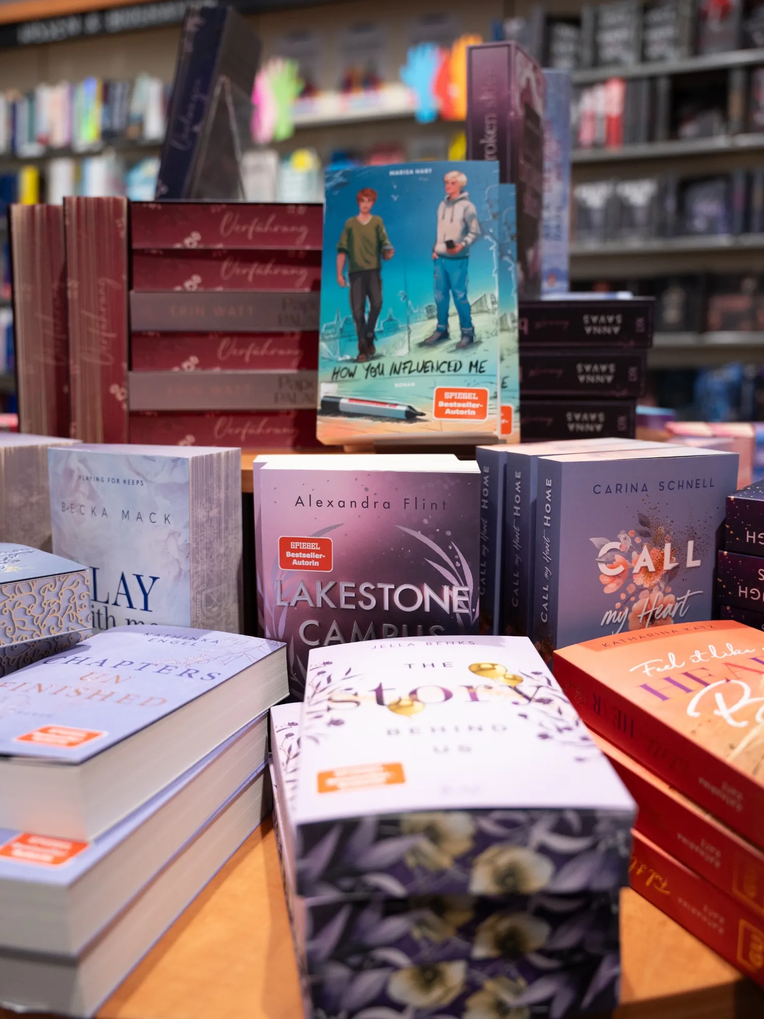 Verkaufsfläche mit Geschenkboxen, Romance-Regalen und Geschenkbüchern in der Buchhandlung Hemmieoltmanns