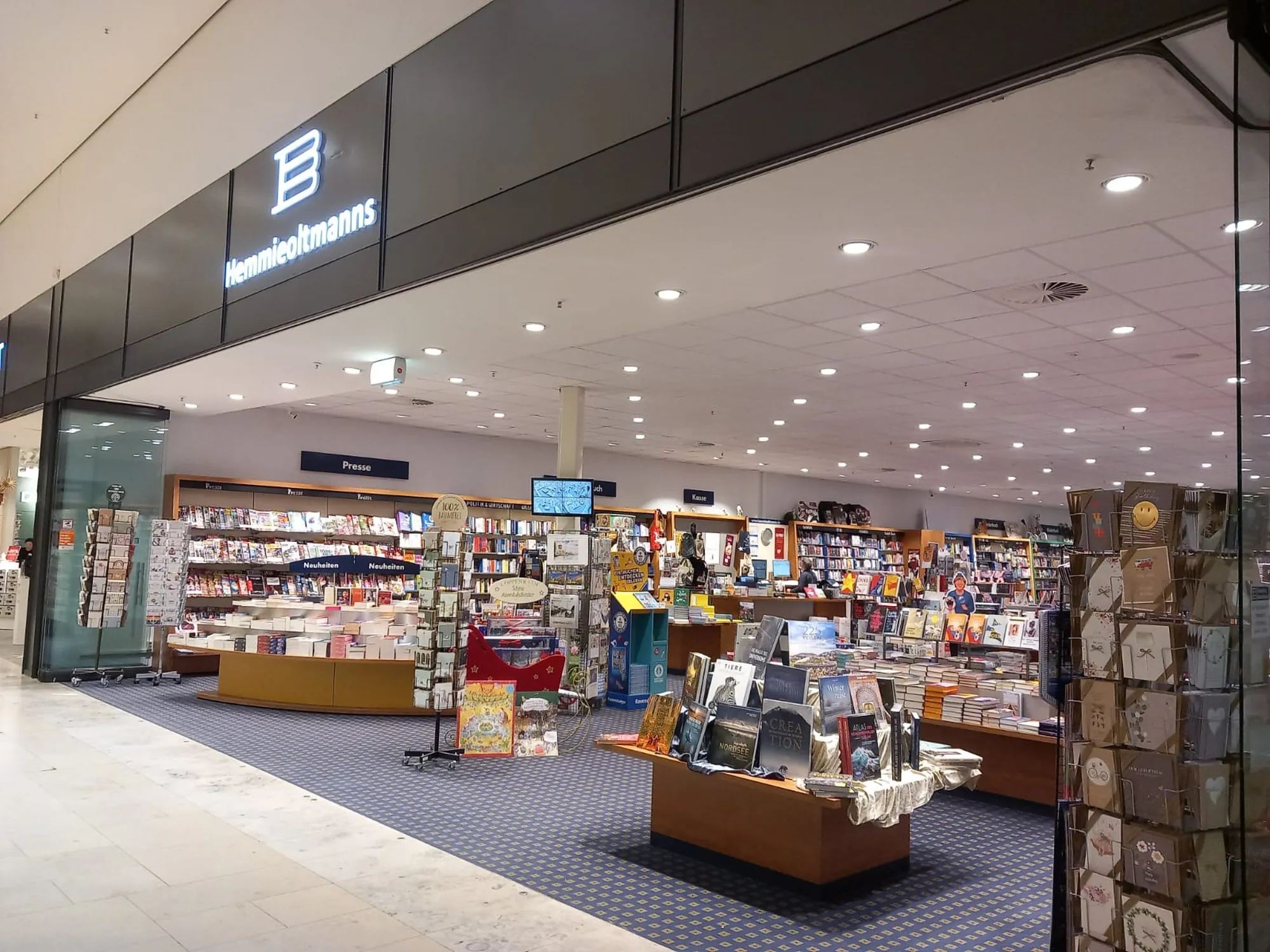 Linke Außenansicht der Buchhandlung Hemmieoltmanns im Famila Einkaufsland Wechloy  hemmeioltmanns