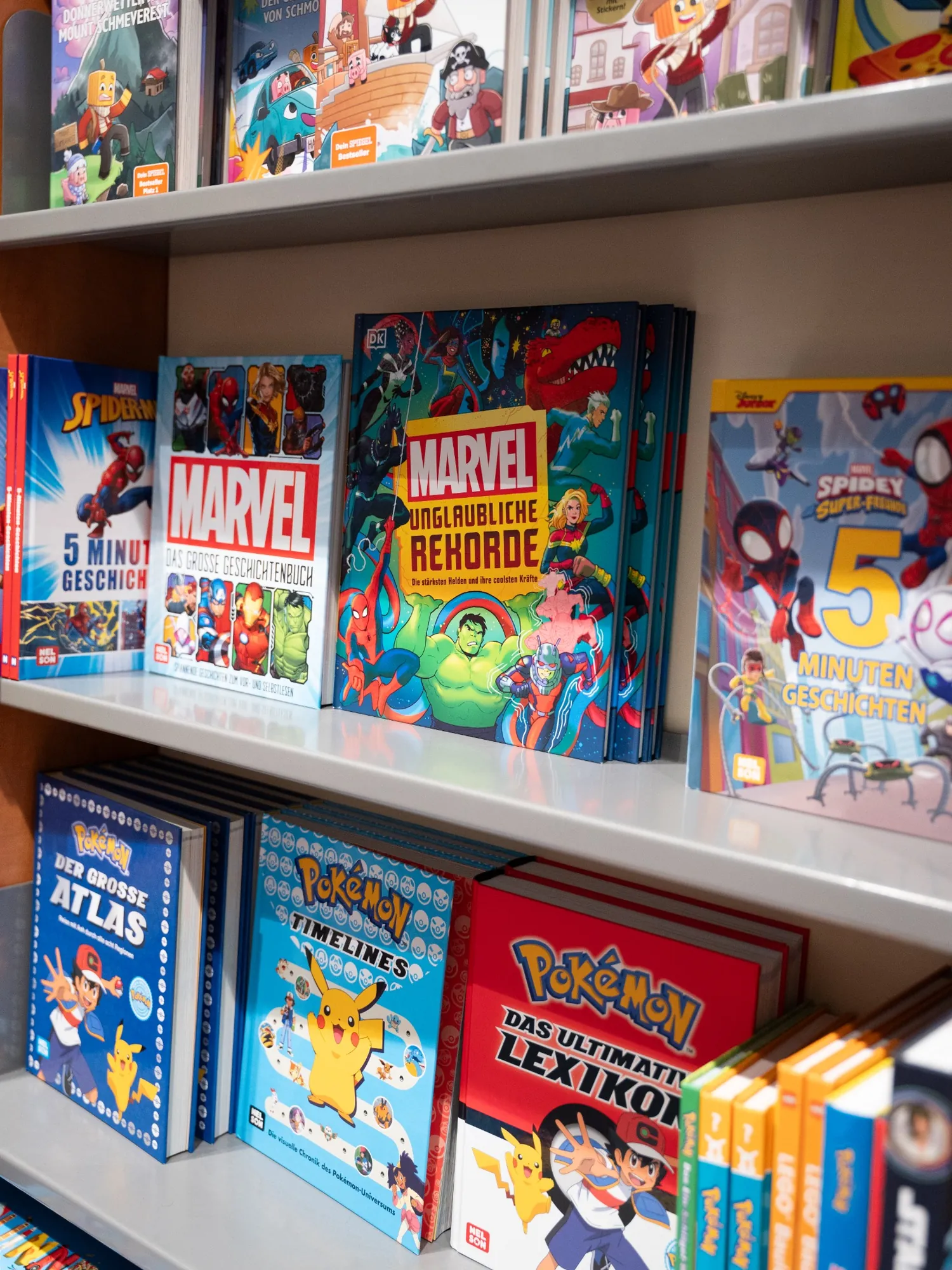 Regal mit Pokémon-, Marvel- und Spiderman-Büchern im Kinderbuchbereich
