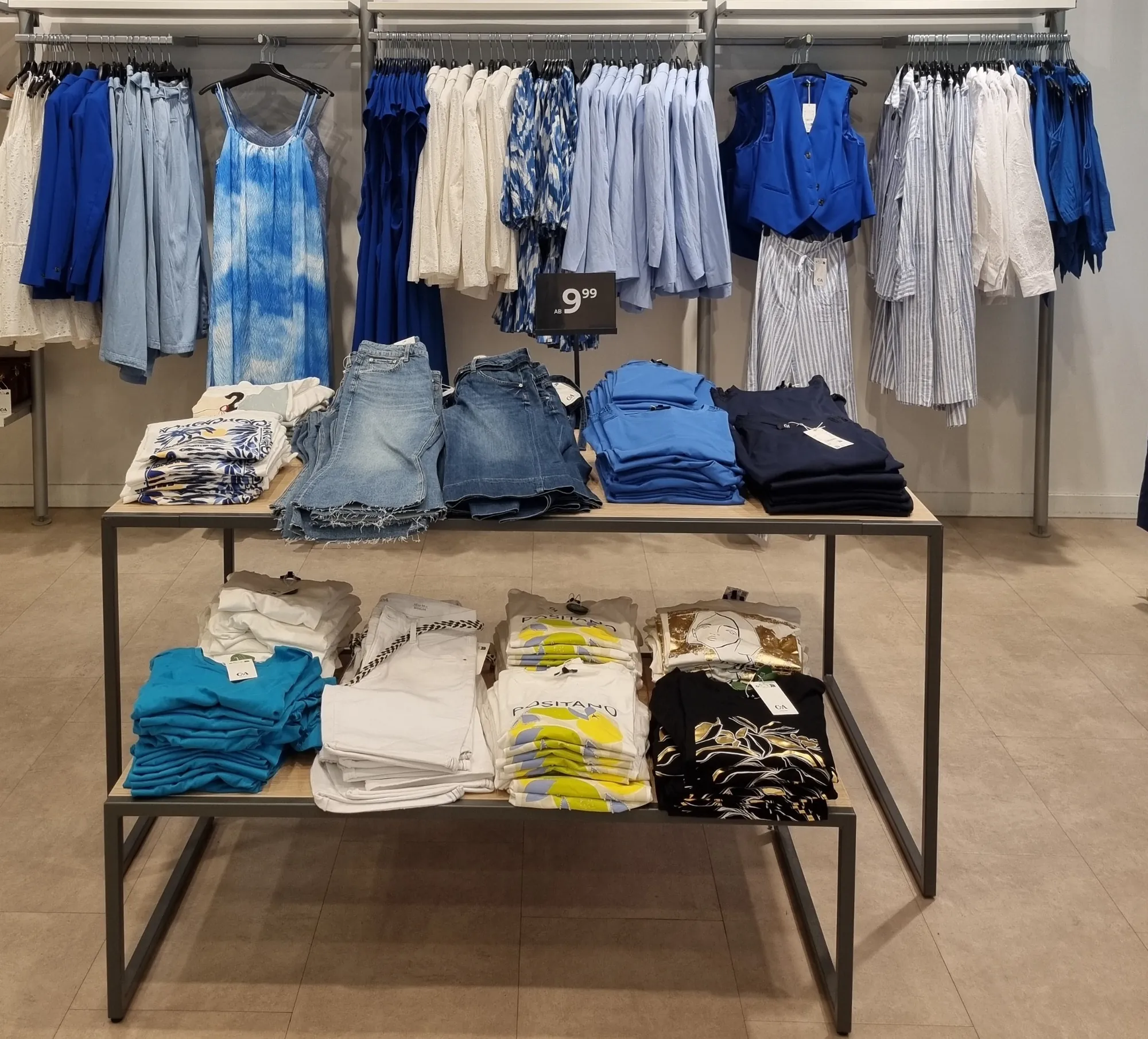 Damenmode bei C&A mit blauen Blusen, Jeansshorts und Sommerkleidern
